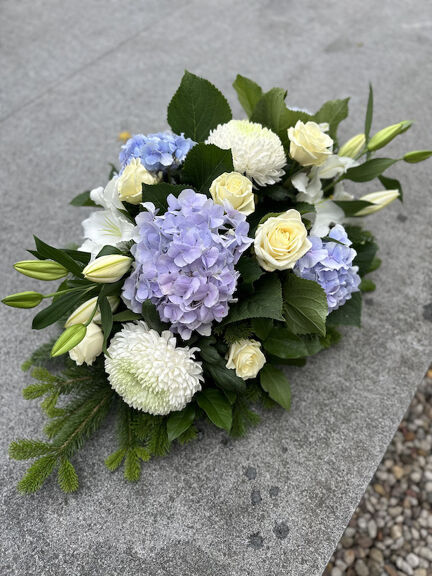 Wiązanka pogrzebowa z błękitną hortensją