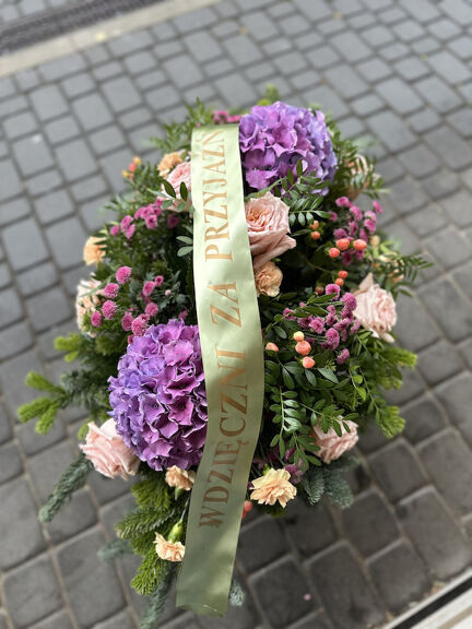 Wiązanka pogrzebowa z hortensją, różą, hypericum i santini